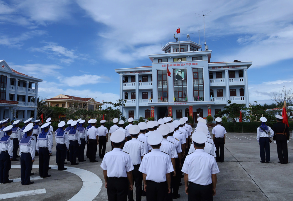 Chào cờ đầu năm trên quần đảo Trường Sa